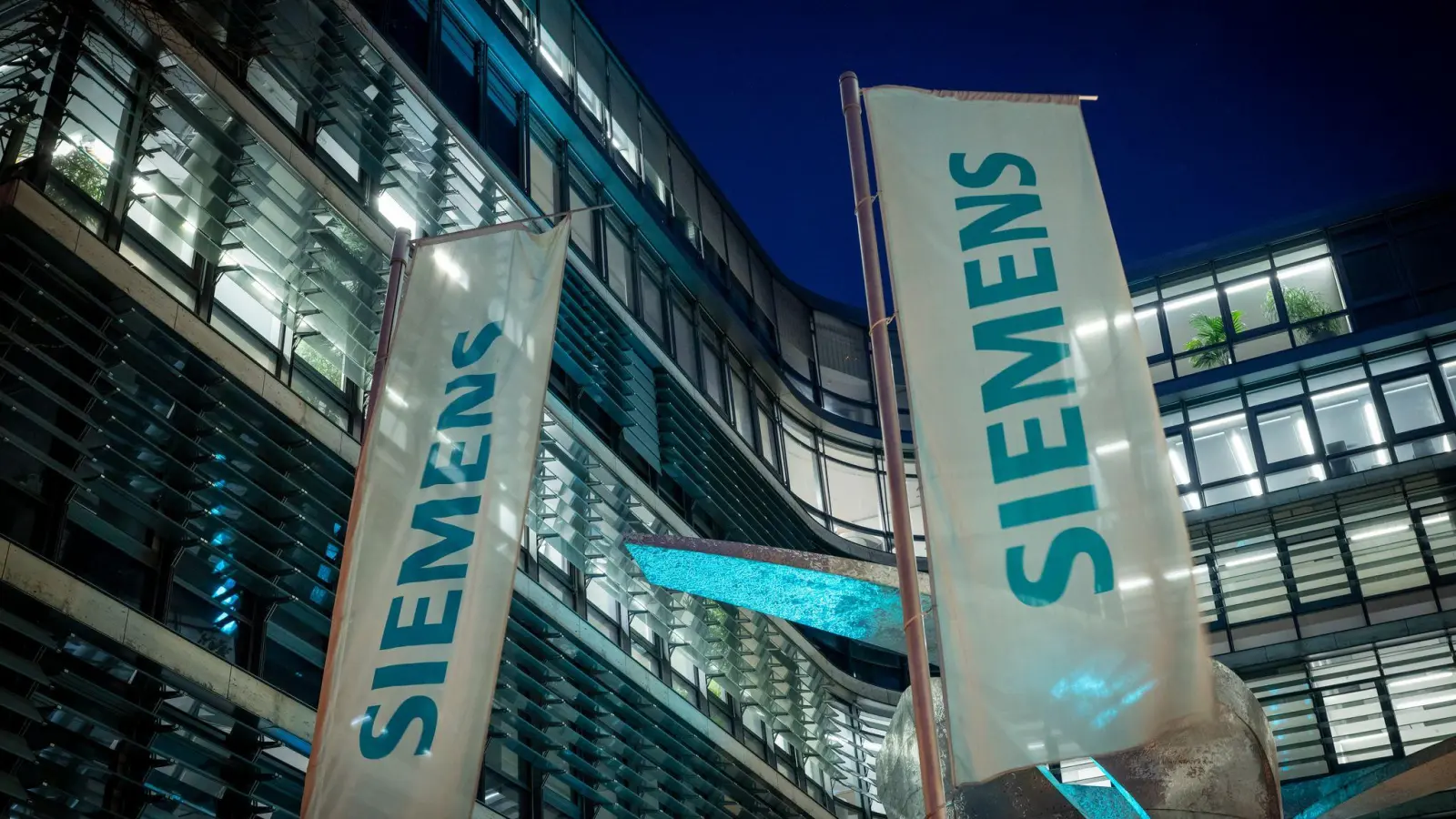 Auch Siemens baut Jobs ab.  (Foto: Peter Kneffel/dpa)