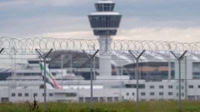 Flüge wurden wegen der Drohnen umgeleitet.  (Foto: Armin Weigel/dpa)