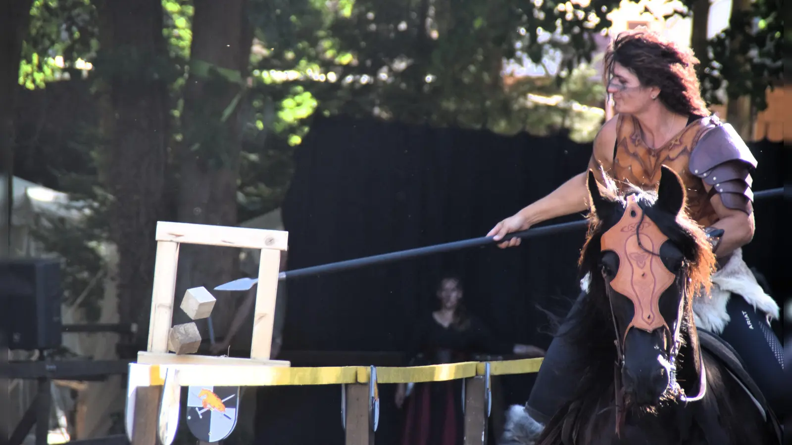 Zielsicher trifft Lagherta aus dem hohen Norden (Stefanie Dreßlein) auf Fenrir den Torwächter, ohne das Tor zu zerstören. (Foto: Gerhard Krämer)