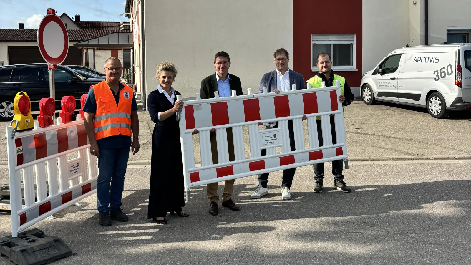 Bei der Freigabe (v. li.): Heinrich Ebert vom Kreisbauhof, Bürgermeisterin Dorina Jechnerer, Landrat Dr. Jürgen Ludwig sowie Ralf Puchinger und Julian Täufer von der Firma Ernst Hähnlein Bau. (Foto: Landratsamt/Nina Auernhammer)