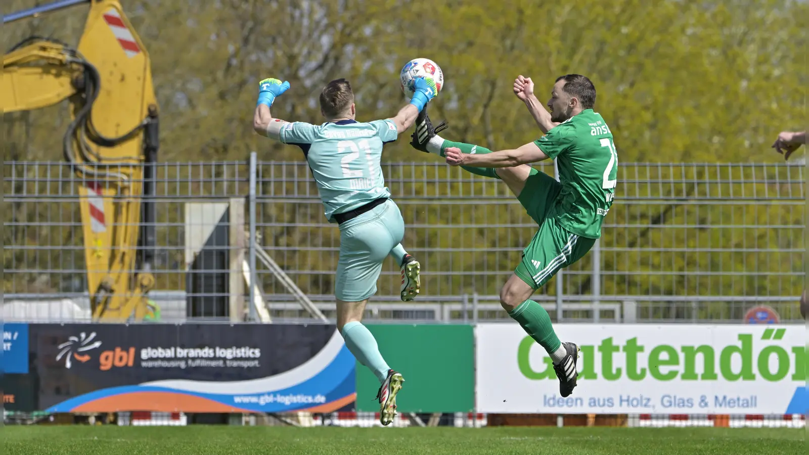 Abwehrchef im Angriffsmodus: Der Ansbacher Eric Weeger mit dem Hankofener Torhüter Sebastian Maier. (Foto: Martin Rügner)