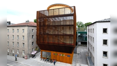Der preisgekrönte Architekt Francis Kere gestaltete die neue Kita der TUM.  (Foto: Sven Hoppe/dpa)