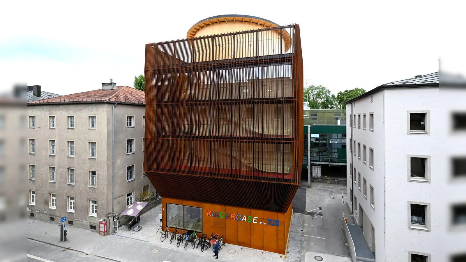 Der preisgekrönte Architekt Francis Kere gestaltete die neue Kita der TUM.  (Foto: Sven Hoppe/dpa)