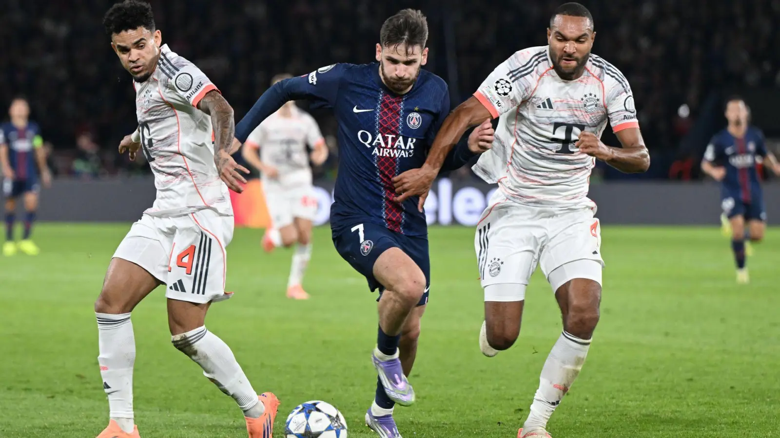 Ein Stürmer mit enormer Dynamik: PSG-Profi Chwitscha Kwarazchelia (M). (Archivbild)  (Foto: Federico Gambarini/dpa)