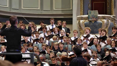 Der Windsbacher Knabenchor und die Cantores Minores aus Helsinki singen den zweiten Satz von Johannes Brahms' chorsinfonischem Meisterwerk „Ein deutsches Requiem”. Die Leitung hat Ludwig Böhme. (Foto: Thomas Wirth)