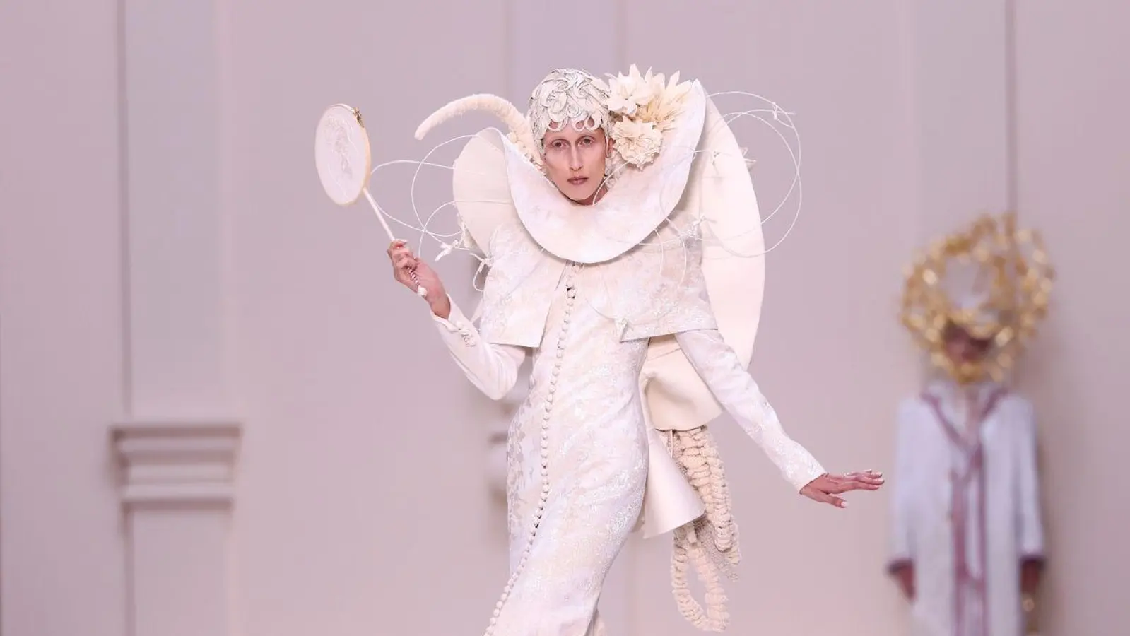 Während der alljährlichen Pariser Fashion Week stellen Designer aus aller Welt ihre neuen Kreationen vor. Hier präsentiert Anna Cleveland einen Look für eine neue Thom Browne Haute Couture Kollektion. (Foto: Vianney Le Caer/Invision/AP/dpa)