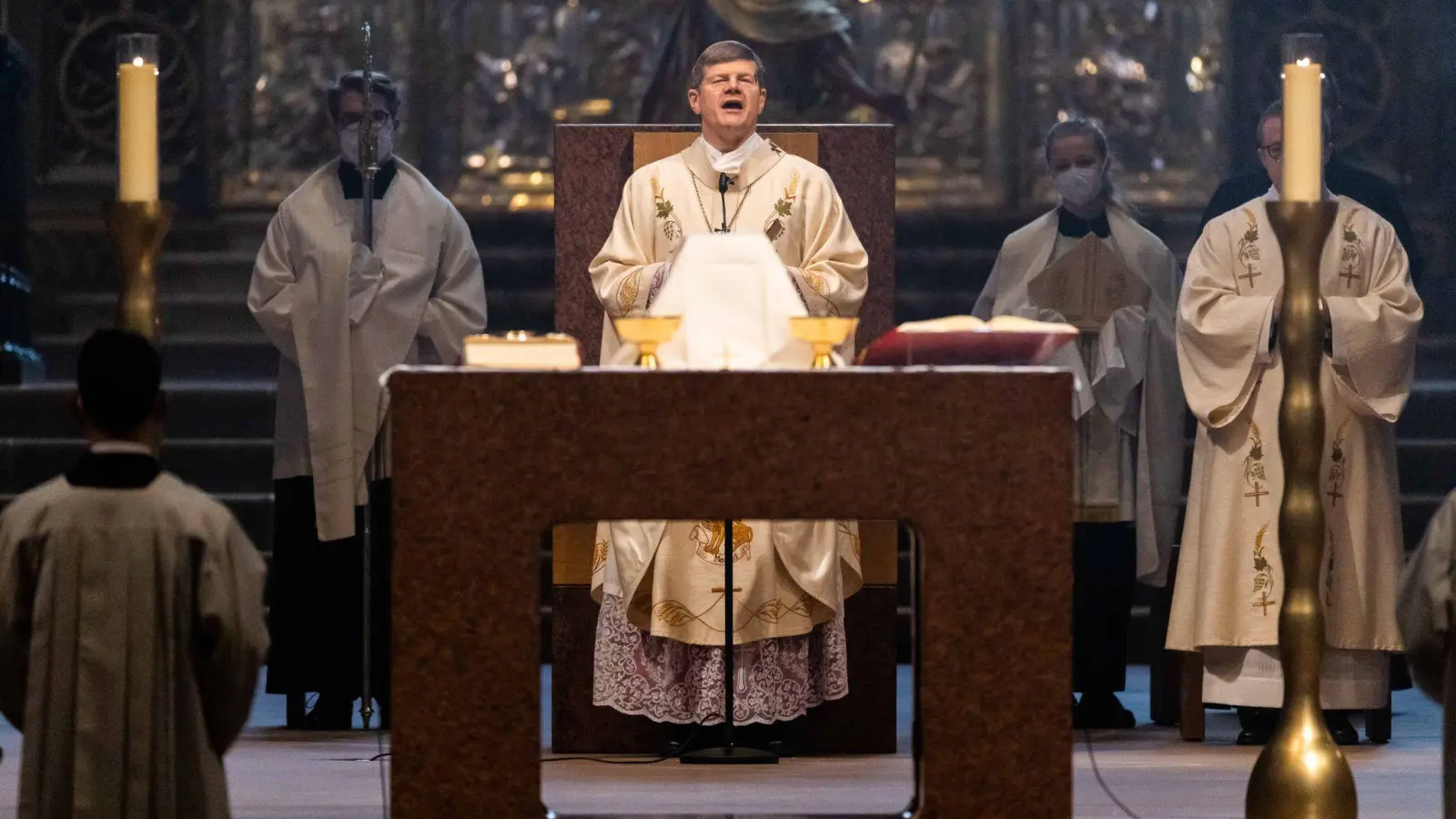 Etliche Besucher haben in Freiburg den Gottesdienst von Erzbischof Burger an Heiligabend gestört. (Symbolfoto).  (Foto: Philipp von Ditfurth/dpa)