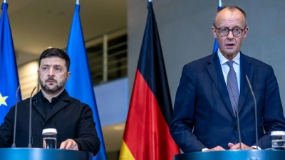 „Diese Pflanze ist noch klein, aber die Chance ist real“, sagte Bundeskanzler Friedrich Merz (rechts) bei einer gemeinsamen Pressekonferenz mit dem ukrainischen Präsidenten Wolodymyr Selenskyj im Kanzleramt.  (Foto: Michael Kappeler/dpa)