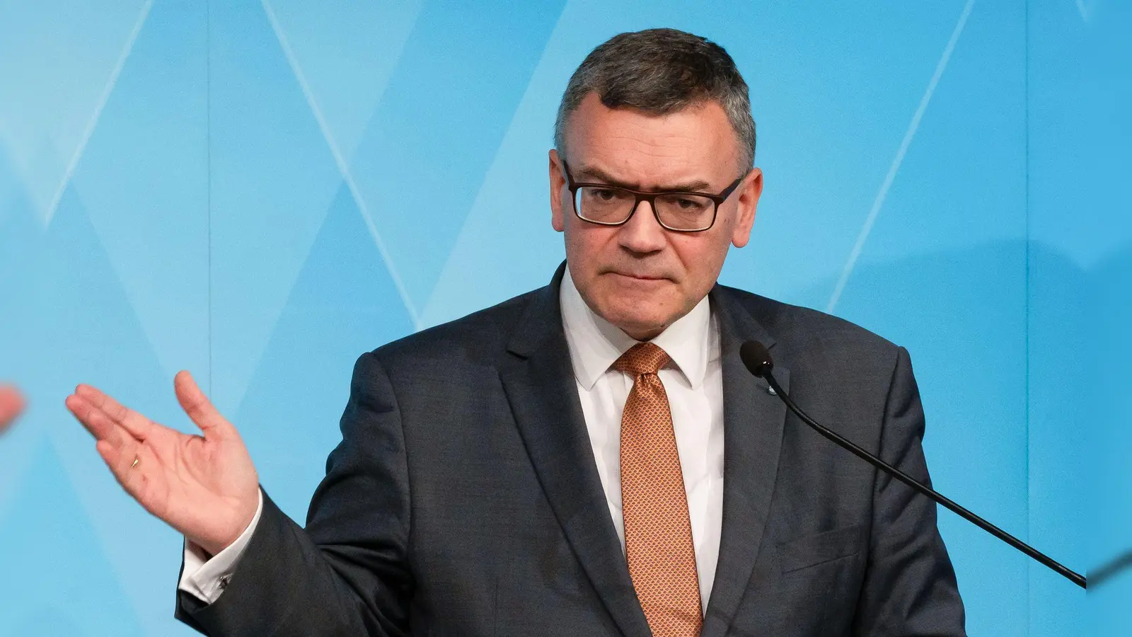 Bayerns Medienminister Herrmann wirft ARD und ZDF vor, viel Vertrauen zerstört zu haben. (Archivbild) (Foto: Niklas Treppner/dpa)