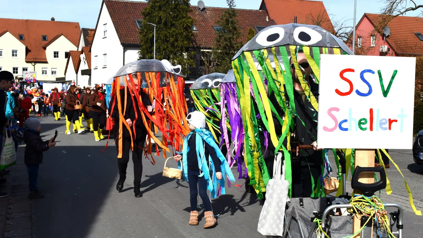 Närrischer Trubel in Markt Erlbach: Zahlreiche Kostümierte bildeten einen eindrucksvollen Gaudiwurm. Die Schaulustigen bekamen viel zu sehen. (Foto: Gudrun Schwarz-Köhler)