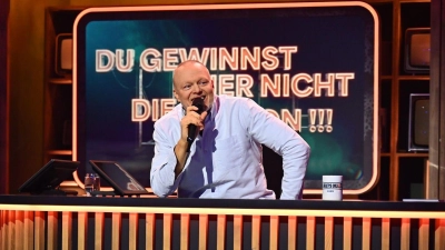 Lange nicht mehr gesehen: Stefan Raab sitzt wieder an einem Schreibtisch und scherzt vor sich hin. Auf RTL+ hat der Entertainer seine neue Show präsentiert. (Foto: Julia Feldhagen/Raab Entertainment/RTL/dpa)