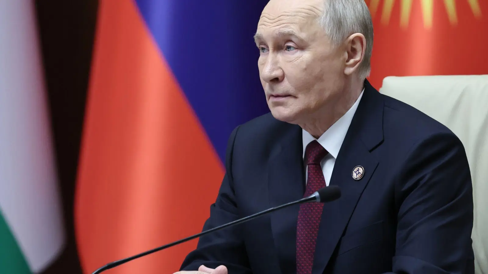 Kremlchef Wladimir Putin hat seine Bereitschaft zu Gesprächen über eine Beendigung des Krieges gegen die Ukraine bekräftigt. (Foto: Alexander Kazakov/Pool Sputnik Kremlin/AP/dpa)