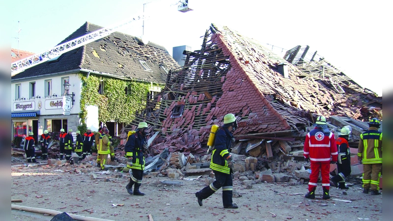 Die Wände der Bäckerei am Marktplatz wurden durch die Explosion zerstört, das Dach sank nach unten. Die Gastwirtschaft mit Metzgerei auf der linken Seite wurde schwer beschädigt.  (Foto: Manfred Blendinger)
