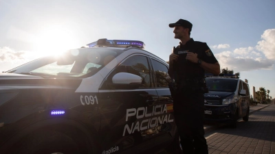 Auch auf der bei Deutschen beliebten Urlauberinsel Mallorca kommt es immer mal wieder zu Protesten gegen Ausländer. In dem Ort Santanyi sprühten Unbekannte das Wort „raus“ auf deutsche Geschäfte. (Foto: Clara Margais/dpa)