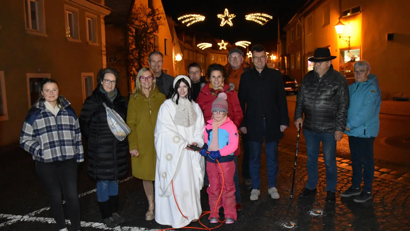 Der Inbetriebnahme der neuen Weihnachtsbeleuchtung wohnten unter anderem (vorne, von links) Christkind Melanie Zeisel und Schülerin Lea, (zweite Reihe, von links) Paula Töpfer, Andrea Gerl, Carole Holzhäuer, Bürgermeisterin Dorina Jechnerer, Manfred Niederauer, Manfred und Gertrud Kaiser sowie (hinten, von links) Jochen Eckenweber, Maximilian Hertlein und Reinhold Paetzold bei. (Foto: Werner Wenk)