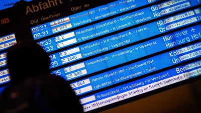 Ein Sturmtief macht dem Bahnverkehr zu schaffen, viele Züge verspäten sich. (Foto: Moritz Frankenberg/dpa)