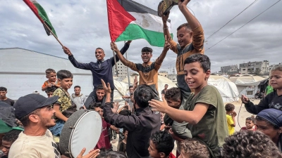Nach zwei Jahren Krieg wird im Gazastreifen die Einigung auf eine Waffenruhe gefeiert. (Foto: Belal Abu Amer/APA Images via ZUMA Press Wire/dpa)