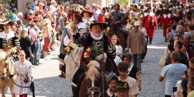 Hier in der Unteren Schmiedgasse wird auch dieses Jahr Feldherr Tilly entlangreiten. Erst am Marktplatz biegt er auf die neue Heereszug-Route ein, die wegen einer Baustelle notwendig ist.  (Archivbild: Clarissa Kleinschrot)