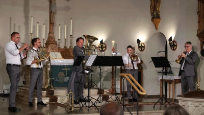 Classic Brass in der Neuendettelsauer Kirche St. Nikolai, von links: Zoltán Nagy, Christian Fath, Roland Krem, Szabolcs Mann-Horváth und Jürgen Gröblehner. (Foto: Thomas Wirth)
