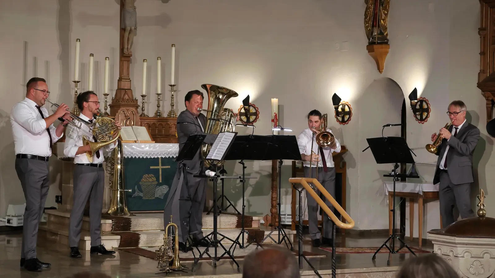 Classic Brass in der Neuendettelsauer Kirche St. Nikolai, von links: Zoltán Nagy, Christian Fath, Roland Krem, Szabolcs Mann-Horváth und Jürgen Gröblehner. (Foto: Thomas Wirth)