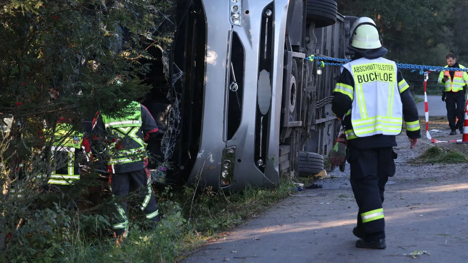 Zahlreiche Einsatzkräfte kümmerten sich nach dem Unfall um die Verletzten. (Foto: Karl-Josef Hildenbrand/dpa)
