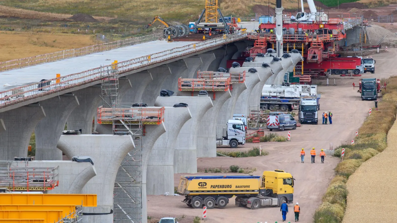  Großprojekte beim Bau sind betroffen, wenn künftig Tariftreue vorgeschrieben wird - hier eine Autobahnbrücke bei Halle/Saale. (Archivbild) (Foto: Klaus-Dietmar Gabbert/dpa)