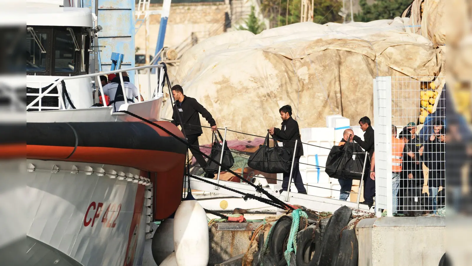 Nach der Entscheidung eines Gerichts in Rom dürfen zwölf Mittelmeer-Flüchtlinge jetzt doch gleich nach Italien. (Foto: Vlasov Sulaj/AP)