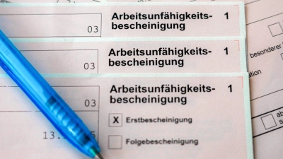 Die Anzahl der Krankheitstage ist bei AOK-Versicherten 2025 leicht gesunken.  (Foto: Sina Schuldt/dpa)