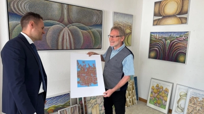 Fabian Flohr (l.), der Vorsitzende der „Stiftung mittelfränkischer Tierschutz“, und der Kunstpädagoge Helmut Sacha diskutieren über die Arbeiten von Horst Merck. (Foto: Lara Hausleitner)