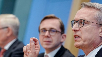 Der NKR stellt seinen Jahresbericht zusammen mit Digitalisierungsminister Karsten Wildberger (CDU) und dem Parlamentarischen Staatssekretär seines Ministeriums, Philipp Amthor (CDU), vor. (Foto: Kay Nietfeld/dpa)