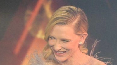 Tiefe Verbeugung vor Preisträgerin Cate Blanchett bei der Bambi-Verleihung. (Foto: Peter Kneffel/dpa)