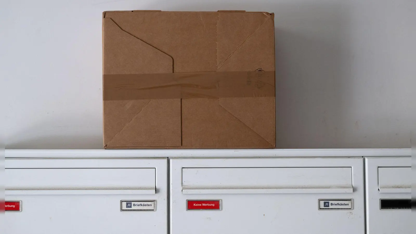 Auch DHL hat seinen Paketdienst in die USA deutlich eingeschränkt. (Archivbild) (Foto: Sven Hoppe/dpa)