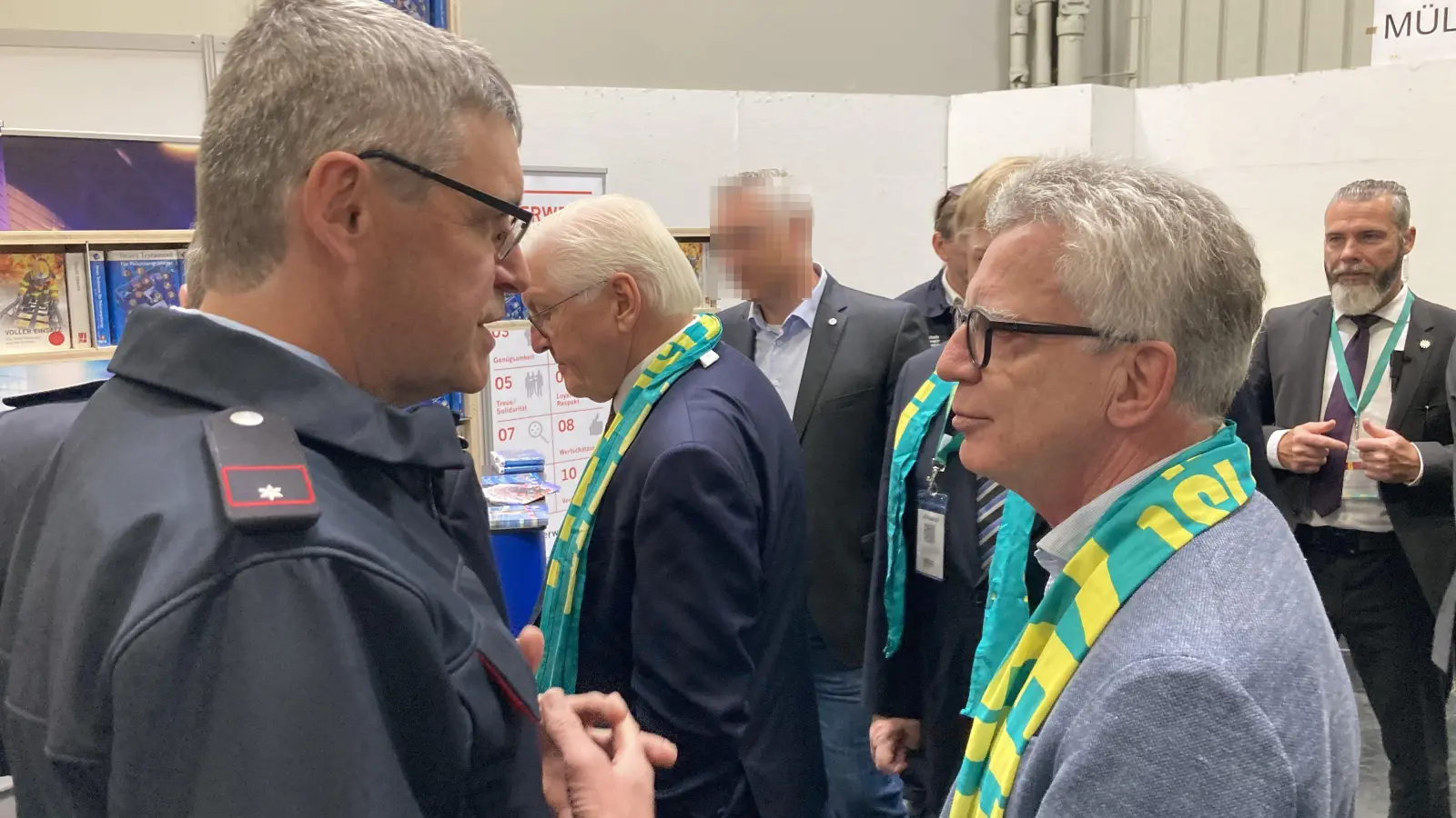 Gespräch beim Kirchentag (vorne von links): Thomas Lindörfer und Bundesminister a.D. Thomas de Maizière. Der Kirchentagspräsident besuchte den gemeinsamen Messestand der beiden Christlichen Vereinigungen von Feuerwehr und Polizei mit Bundespräsident Frank-Walter Steinmeier (Zweiter von links). (Foto: Ronald Köhn)