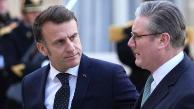 Frankreichs Präsident Emmanuel Macron und der britische Premier Keir Starmer sind in Kontakt mit Donald Trump. (Foto: Aurelien Morissard/AP/dpa)