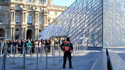 Der Einbruch hatte in Frankreich Fragen über die Sicherheit des Museums aufgeworfen. (Archivbild) (Foto: Emma Da Silva/AP/dpa)