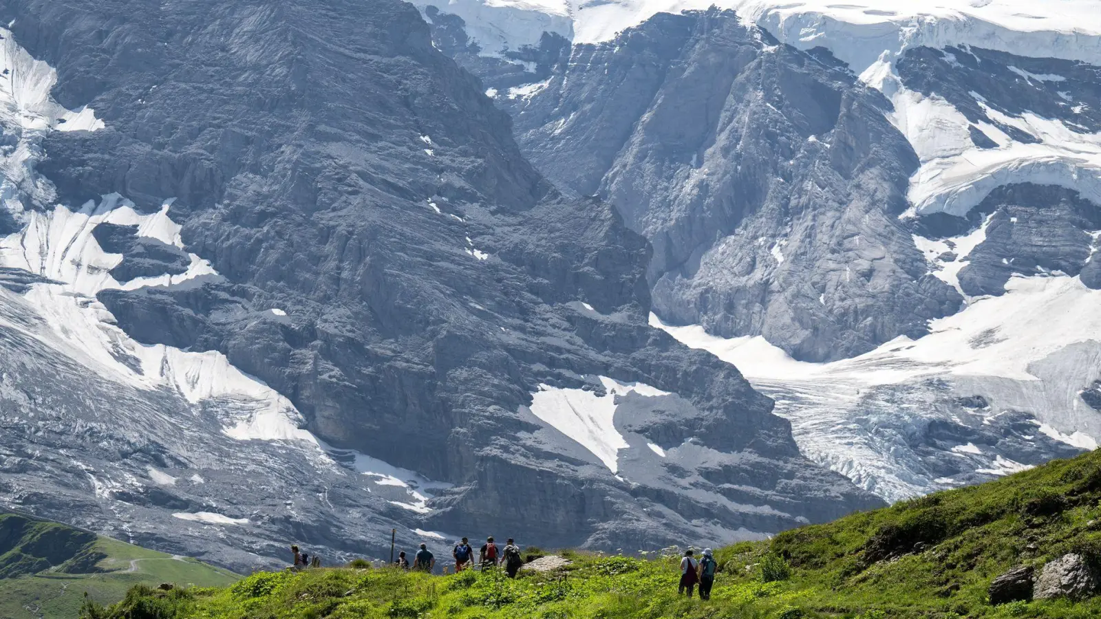 Der Bergsommer 2025 war geprägt von großer Hitze und hoch gelegenen Null-Grad-Grenzen. (Symbolbild) (Foto: Peter Schneider/KEYSTONE/dpa)