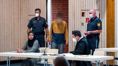 Der Beschuldigte (m.) im   Verhandlungssaal in Estenfeld. Der Mann wird in die Psychiatrie eingewiesen. (Foto: Daniel Vogl/dpa)