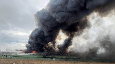 Wegen des massiven Rauchs mussten die Einwohner von Pfatter Fenster und Türen geschlossen halten. Auch die nahe B8 wurde gesperrt. (Foto: Neft/Polizeiinspektion Wörth a.d. Donau/dpa)