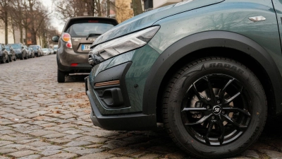 Gefährliche Alltagssituation: Jemand will auf die Straße fahren - Handzeichen von anderen sind dabei nicht immer hilfreich. (Foto: Zacharie Scheurer/dpa-tmn)