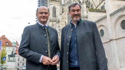Bayerns Kabinett um Ministerpräsident Markus Söder (rechts) und Finanzminister Albert Füracker (beide CSU) machte Station in der Oberpfalz - in Regensburg. (Foto: Armin Weigel/dpa)