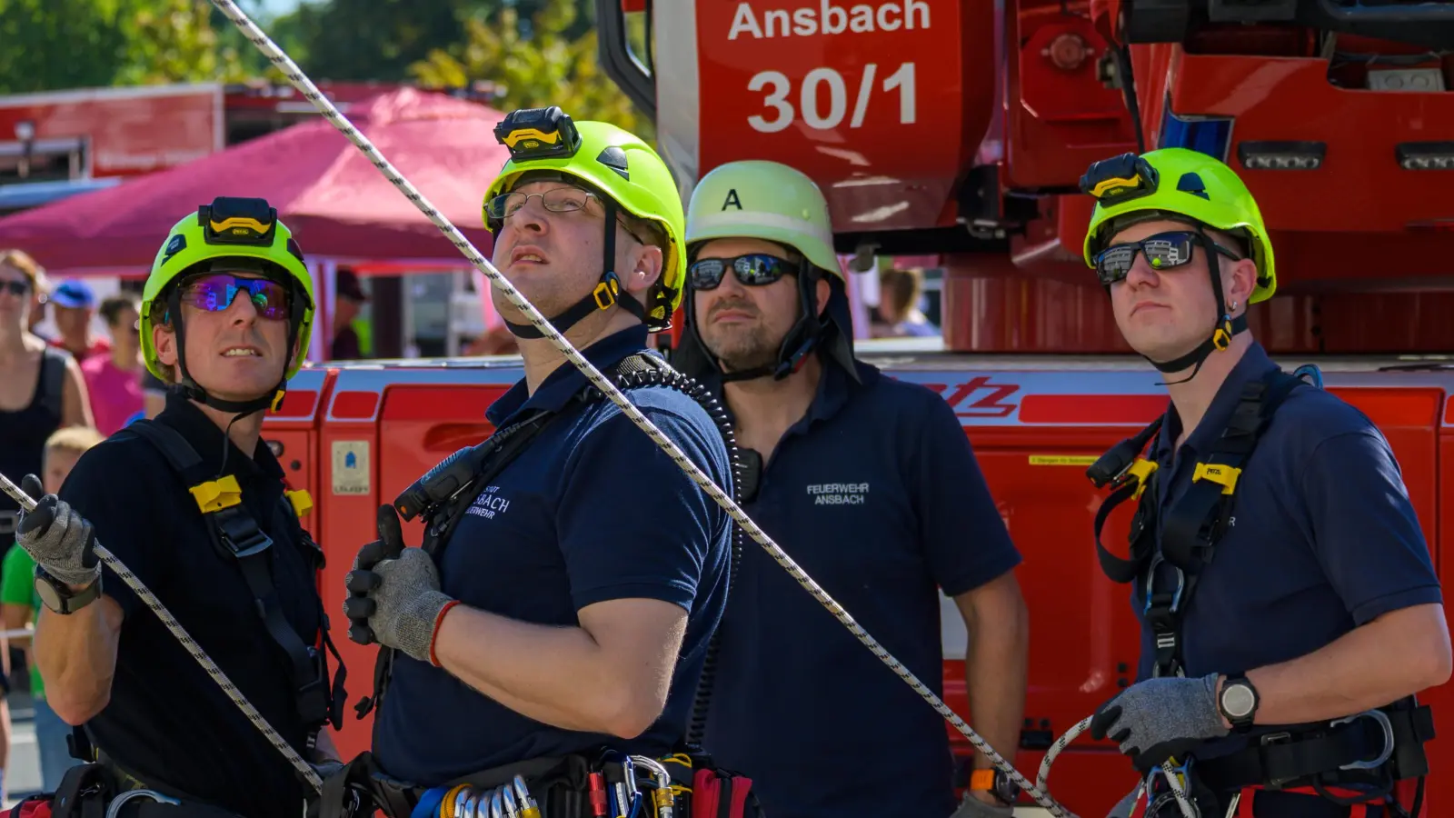 Die Einsatzkräfte beobachten genau den Verlauf des Abseilens. (Foto: René Chlopotowski)
