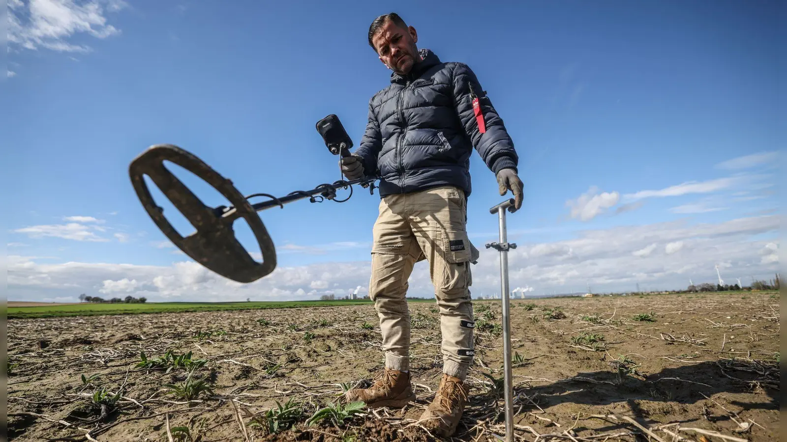 Schatzsucher Carsten Konze hat in Bayern einen kleinen Silberschatz gefunden. (Foto: Oliver Berg/dpa)