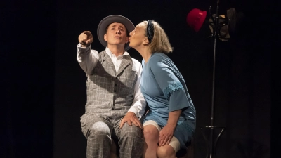 Charismatisches Duo: Loes Snijders und Fabian Schwarz in „Kleiner Mann – was nun?“, einer Revue nach dem Roman von Hans Fallada. (Foto: Michael Eckstein)