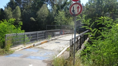 Hier geht nichts mehr: Die Brücke zwischen Petersaurach und Wicklesgreuth muss abgerissen werden. Selbst Fußgänger und Radfahrer dürfen die Bahn-Querung nicht mehr passieren.  (Foto: Florian Pöhlmann)