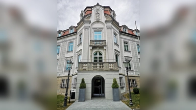 Die Villa Roth in Schillingsfürst: Den Großteil der Räume in dem 125 Jahre alten Gebäude nutzt die Verwaltungsgemeinschaft Schillingsfürst. Die Stadtverwaltung hat einen kleineren Trakt angemietet. (Foto: Jürgen Binder)