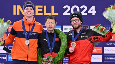 Eisschnelllauf: Sprint-Weltmeisterschaft - Siegerehrung Herren Gesamtwertung Sprint. Jenning De Boo (l-r) aus den Niederlanden, 2. Platz, Zhongyan Ning aus China, 1. Platz, und Laurent Dubreuil aus Kanada, 3. Platz, stehen auf dem Podium. (Foto: Peter Kneffel/dpa)