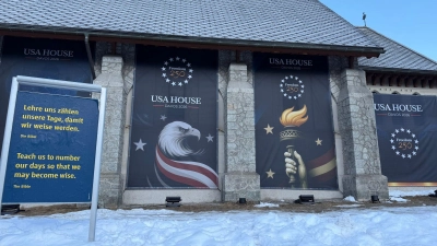 USA House in Davos: Pomp und Glaube eng beieinander. (Foto: Benedikt von Imhoff/dpa)