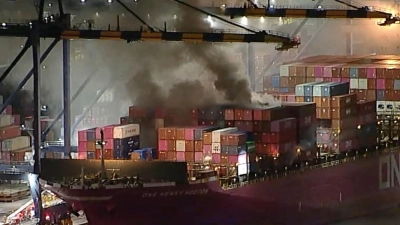 Am Freitagabend war das Feuer auf dem im Hafen von LA angedockten Schiff ausgebrochen, auch Container mit Gefahrstoffen brennen.  (Foto: Uncredited/ABC7/dpa)