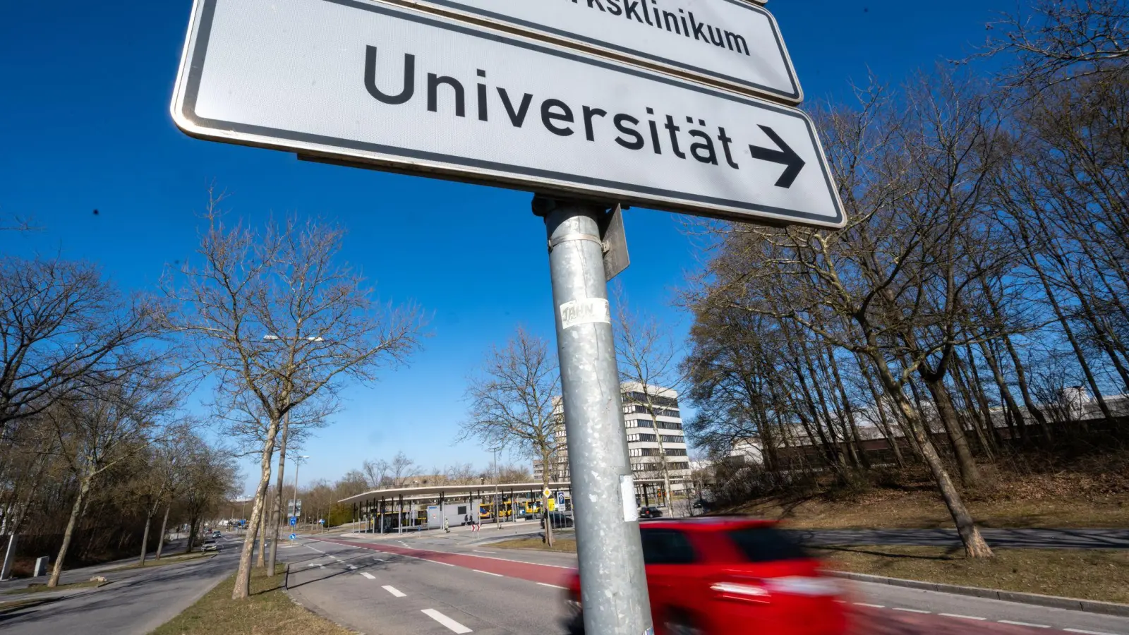 Die Zahl der angehenden Ärzte, die über die Landarztquote in Bayern einen Studienplatz erhielten, hat einen neuen Höchststand erreicht. (Symbolbild) (Foto: Armin Weigel/dpa)