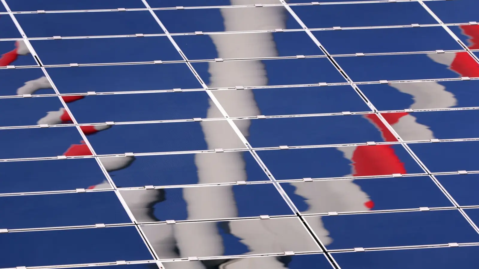 Vor allem die durch Windräder und Solaranlagen erzeugte Energie machte in diesem Jahr einen großen Anteil der gesamten Stromerzeugung aus. (Foto: Karl-Josef Hildenbrand/dpa)